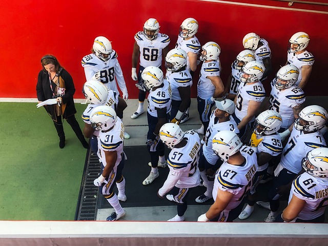 球星突破防线送出助攻